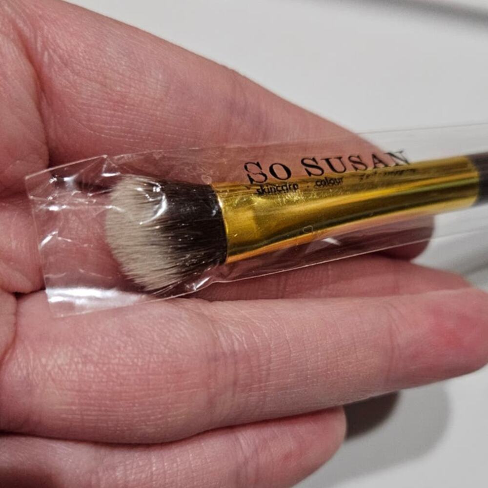NEW! So Susan Blender Brush ft. a Gold Ferrule & Black Handle ~ Cruelty-Free